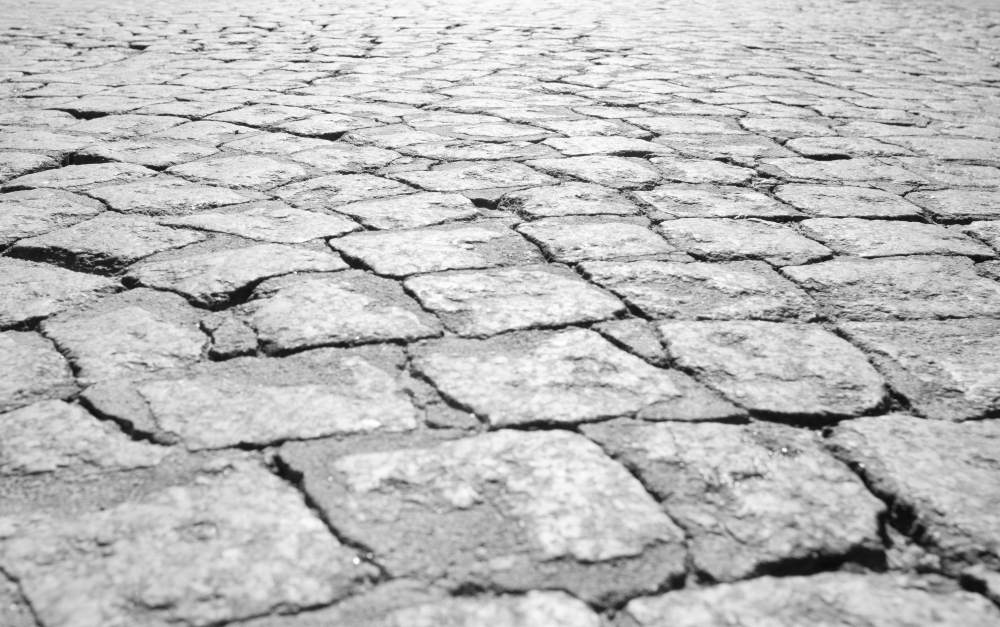 sol pavé avec des pavés irréguliers et fissurés 